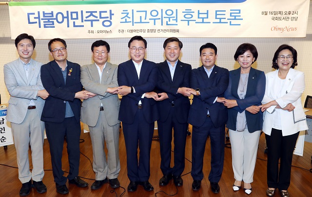 ▲ 더불어민주당의 새 지도부를 선출하는 8.25 전당대회를 앞두고 최고위원 후보들이 16일 오후 서울 영등포구 여의도 국회도서관 강당에서 당의 비전과 현안에 대해 토론하기 앞서 포즈를 취하고 있다. 사진 왼쪽부터 김해영, 박주민, 설훈, 박광온, 황명선, 박정, 남인순, 유승희(기호순) 최고위원 후보. ⓒ뉴시스