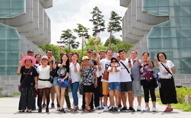 경주엑스포공원을 방문한 대만 관광객들이 경주타워 앞에서 기념 사진을 찍고 있다.ⓒ경주엑스포