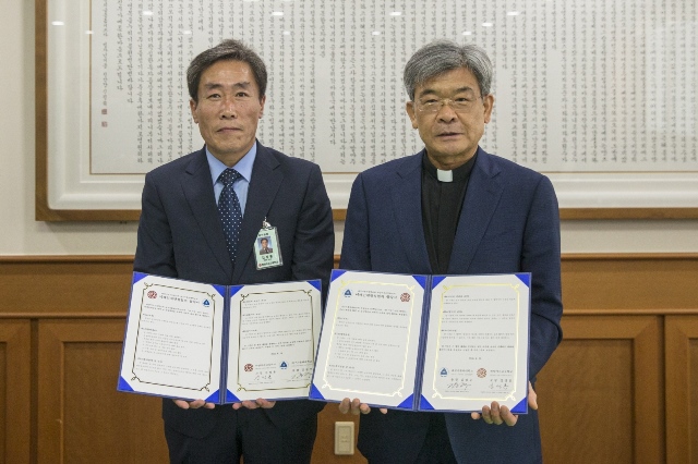 ▲ 김정우 대구가톨릭대 총장(오른쪽)과 김성홍 하양여고 교장이 미래인재 양성 협력을 위한 업무협약을 체결하고 협약서를 보이고 있다.ⓒ대가대