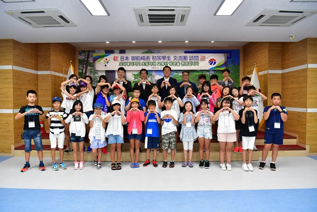 ▲ 울진군이 17일 일본 자매도시인 오마에자키시의 초등학생들이 교류회에 참석해 단체 기념촬영을 하고 있다.ⓒ울진군