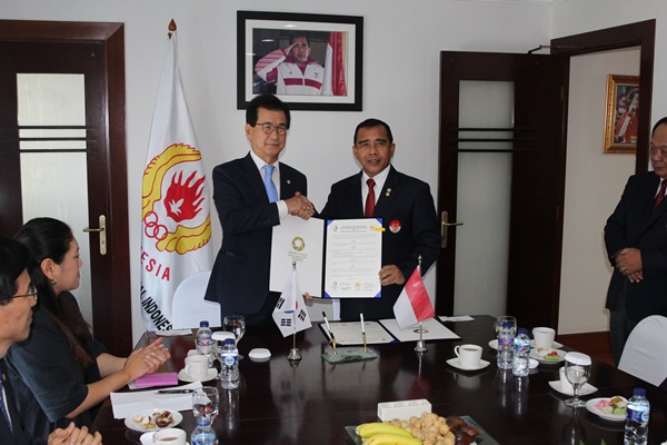 ▲ 인도네시아를 방문중인 이시종 충북도지사가 17일 인도네시아 토노 수라트만 국가체육위회 회장(오른쪽)과 협약을 맺고 있다.ⓒ충북도