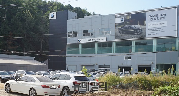 ▲ 19일 충북 청주시 흥덕구 BMW청주정비사업소에는 리콜 대상 차량들이 수리를 받기 위해 주차장에 가득 들어차 있다. ⓒ김정원 기자