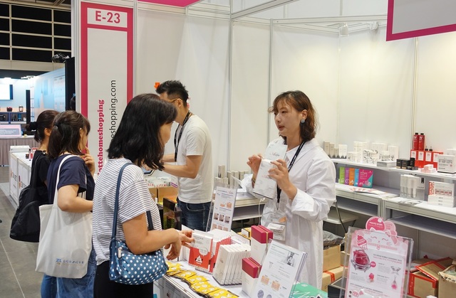 ▲ 홍콩컨벤션센터에서 진행된 '2018년 K뷰티엑스포 홍콩'에서 롯데홈쇼핑 직원이 현지 바이어에게 국내 우수 중소기업의 뷰티상품을 소개하고 있다. ⓒ롯데홈쇼핑