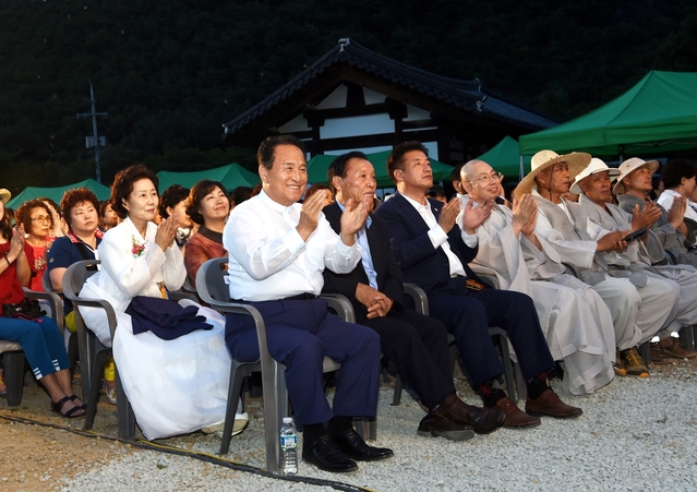 ▲ ‘2018 일연·삼국유사 문화축전’ 행사에서 김영만 군수 등이 행사를 보며 즐거워하고 있다.ⓒ군위군