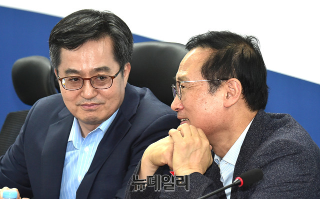 ▲ 홍영표 더불어민주당 원내대표와 김동연 경제부총리 겸 기획재정부장관이 19일 오후 국회 의원회관에서 열린 ‘고용 쇼크 대책 관련 긴급당정청회의’에서 대화를 나누는 모습. ⓒ이종현 기자