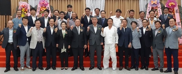 ▲ 지난 17일 청주시관광협회 창립총회를 가진뒤 참석자들이 기념촬영을 하고 있다.ⓒ청주시