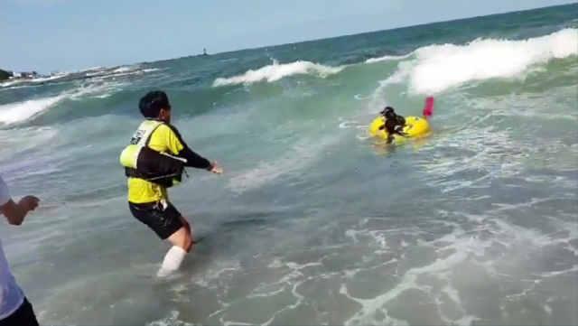 ▲ 너울성 파도에 휩쓸린 칠포 해상의 표류자가 출동한 포항해경 구조대에 의해 무사히 구조되고 있다.ⓒ포항해경