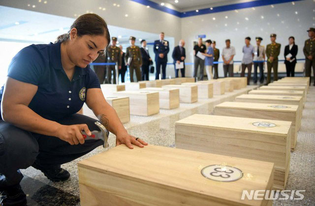 ▲ 지난 7월 27일 北원산에서 송환받을 미군유해를 정리하는 미군 관계자. ⓒ뉴시스-주한미군 공개사진. 무단전재 및 재배포 금지.