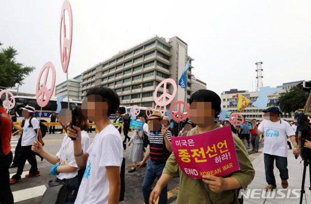 ▲ '평화와 통일을 여는 사람들'이라는 단체가 주한 美대사관 주변에서 시위하며 '종전선언'을 촉구하는 모습. ⓒ뉴시스. 무단전재 및 재배포 금지.