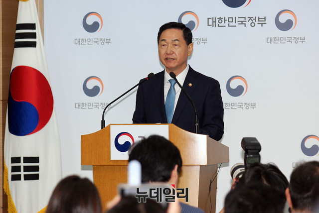 ▲ 교육부는 지난 17일 정부서울청사에서 '2022학년도 대입개편안'을 발표하면서 '제2외국어·한문 영역'을 절대평가로 치르겠다고 밝혔다. 김상곤 사회부총리 겸 교육부장관이 발언하고 있다. ⓒ뉴데일리 이기륭