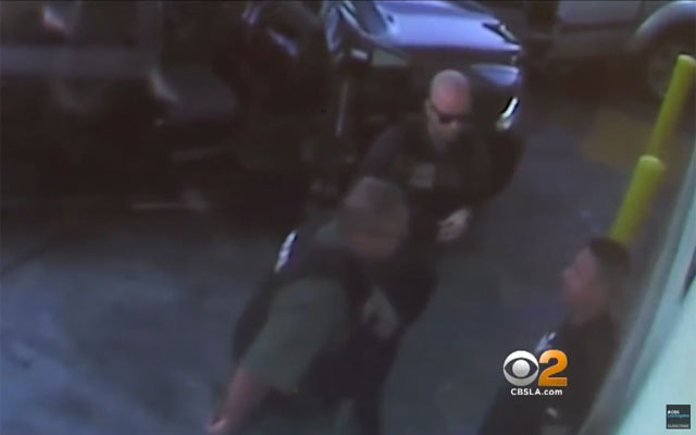 美ICE 요원들이 '호엘 아로나-라라'를 체포하는 모습을 찍은 주유소 CCTV 영상. 왼쪽 두 사람이 ICE 요원이다. ⓒ美CBS LA 방송국 유튜브 채널 캡쳐.