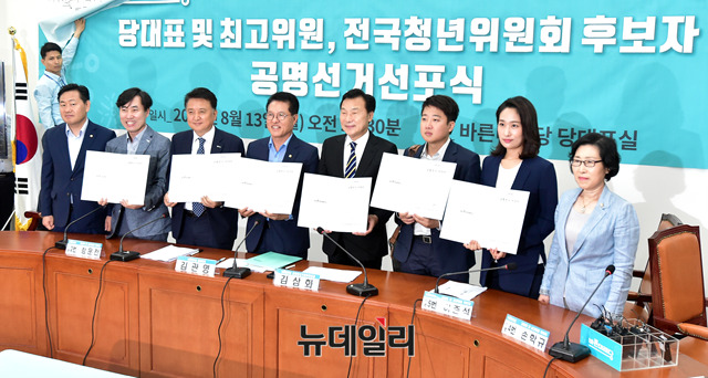 ▲ 바른미래당 9.2 전당대회 당대표 후보들 및 청년위원장 후보 등이 13일 오전 국회에서 열린 공명선거 선포식에서 선서문을 들고 있다. 왼쪽부터 하태경, 김영환, 정운천, 손학규, 이준석 당대표 후보, 김수민 전국청년위원장 후보. ⓒ뉴데일리 이종현 기자