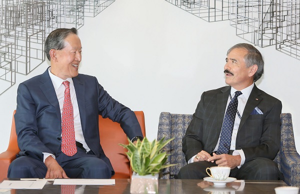 ▲ 허창수 전국경제인연합회 회장(왼쪽)과 해리 해리스 신임 주한 미국대사가 20일 서울 여의도 전경련회관에서 환담을 나누고 있다. ⓒ전경련