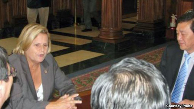 ▲ 美하원 외교위원장 시절 탈북자와 북한주민들의 인권을 위해 많은 노력을 기울였던 일리아나 로스-레티넨 하원의원(왼쪽). ⓒ미국의 소리 방송 관련보도 화면캡쳐-로스레티넨 의원실 제공.