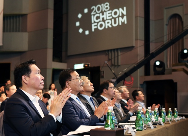 ▲ 최태원 SK그룹 회장(왼쪽부터)과 김용학 연세대 총장, 염재호 고려대 총장 등이 20일 서울 광장동 워커힐호텔에서 열린 ‘2018 이천포럼’에서 강연을 듣고 있다. ⓒSK
