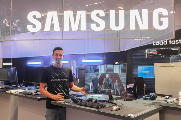 ▲ 8월 21일부터 25일까지 독일 쾰른에서 열리는 세계 최대 규모 게임전시회인 '게임스컴 2018'의 삼성전자 부스에서 모델이 삼성전자 2018년형 커브드 게이밍 모니터 신제품 'CJG5'(32형)를 소개하고 있다.ⓒ삼성전자