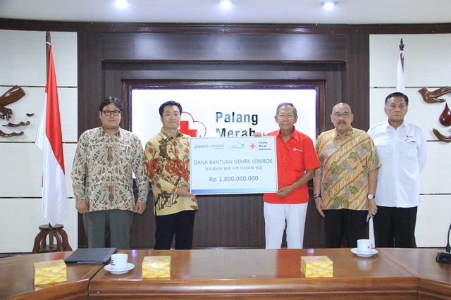 ▲ 지난 20일 인도네시아 자카르타 적십자사 대회의실에서 김지용 포스코 인도네시아 대표법인장(사진 중앙에서 왼쪽)이 기난자르 카르타사스미타 인도네시아 적십자 총재대행(사진 중앙에서 오른쪽)에게 지진 피해 성금 18억 루피아(약 1억 4천만원)를 전달하고 있다.ⓒ포스코그룹