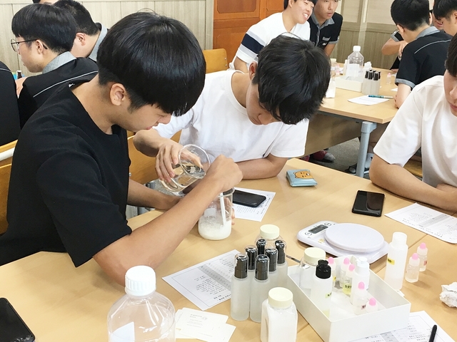 ▲ 대구한의대학교가 ‘찾아가는’농산어촌 진로체험 버스 프로그램을 진행했다.(사진은 에센스를 직접 만들고 있는 참가 학생들)ⓒ대구한의대