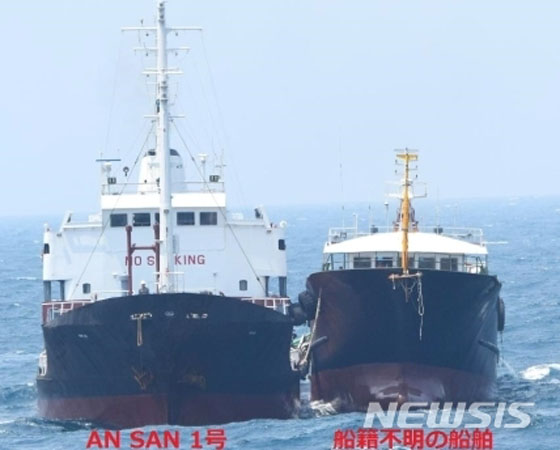▲ 日정부가 북한 선박의 불법행위를 잡아내는데 AI(인공지능)를 활용하는 방안을 연구하기로 했다고 한다. 사진은 日자위대가 지난 6월 적발한 北선박 불법환적 현장. ⓒ뉴시스-AP. 무단전재 및 재배포 금지.