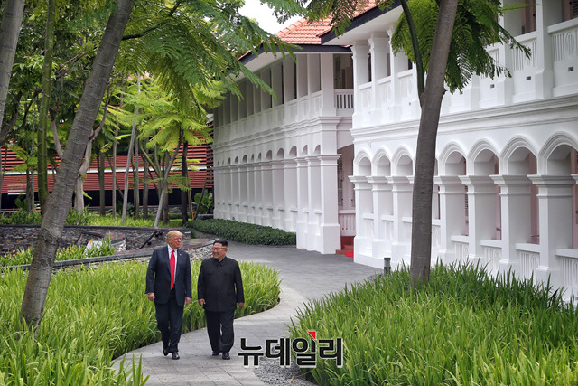 ▲ 도널드 트럼프 미국 대통령과 김정은이 지난 6월 12일 싱가포르 센토사 호텔에서 오찬 후 산책을 하는 모습. ⓒ싱가포트 정보통신부