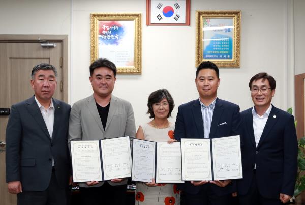 ▲ 충북 오송 첨복단지에 투자를 밝힌 바이오기업 대표들.(왼쪽부터 이범석 청주시부시장, 코스메틱솔루션케이 김형일 대표, 큐라켐 신숙정 대표, 푸디웜 김태훈 대표, 이장섭 충북도정무부지사)ⓒ충북도