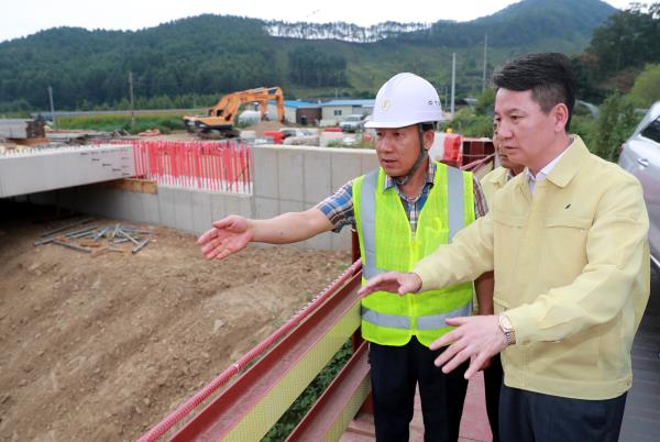 ▲ 태풍에 대비해 21일 취약지구 점검에 나선 한창섭 충북도행정부지사.(왼쪽)ⓒ충북도