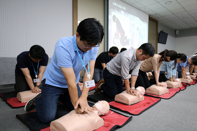 ▲ GS리테일의 본사 직원들이 역삼동 GS타워에서 심폐소생술 교육을 받고 있다. ⓒGS리테일