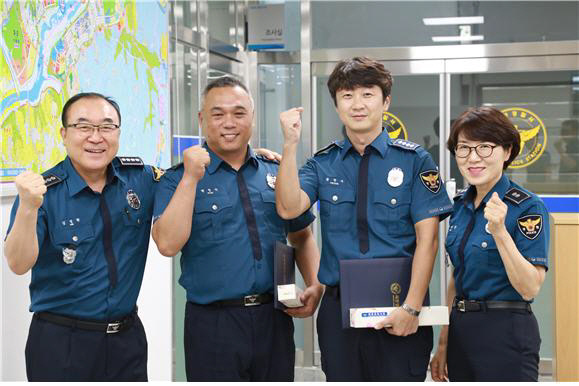 ▲ 세종경찰서 보람파출소 소속 현창익 경사(사진 왼쪽 두 번째)와 황현수 경사(왼쪽 세 번째)가 살인피의자를 현장 검거한 공로로 표창을 받고 김정환 서장(왼쪽)과 함께 파이팅을 외치고 있다.ⓒ세종경찰서