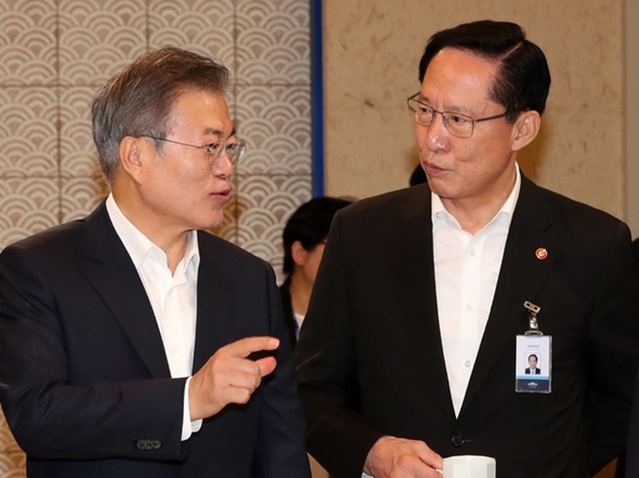 ▲ 문재인 대통령과 송영무 국방부 장관이 대화하는 모습. ⓒ뉴시스