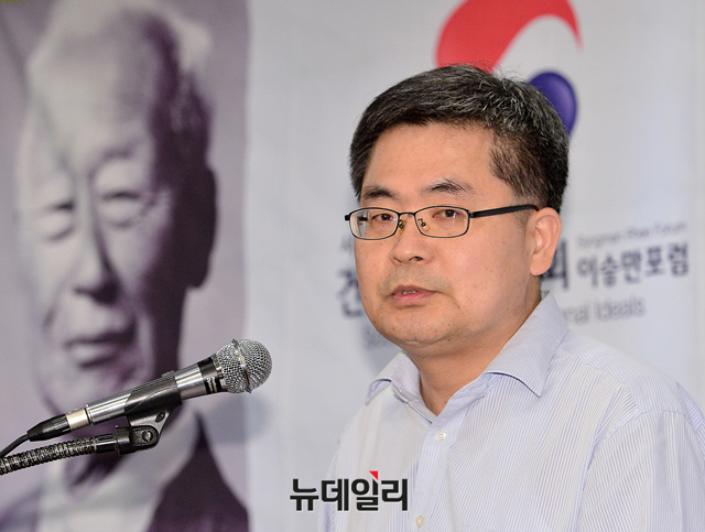 ▲ 21일 서울 중구 한국프레스센터에서 진행된 제90회 우남 이승만(李承晩) 포럼에서 오영섭 연세대학교 이승만연구원 연구교수가 '이승만의 한학 수련과 한시 세계'를 주제로 강연을 진행했다. ⓒ뉴데일리 공준표