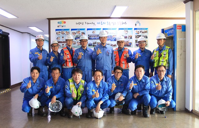 ▲ 오형수 포항제철소장(윗줄 왼쪽에서 5번째)이 우수활동 사례로 선정된 1냉연공장 직원들과 함께 단체 기념 사진을 찍은 모습.ⓒ포스코