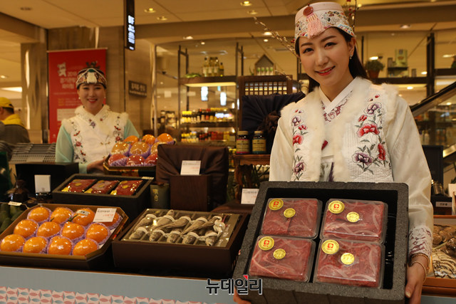▲ 모델들이 소공동 롯데백화점 본점에서 명절 선물세트를 소개하는 모습. ⓒ롯데백화점