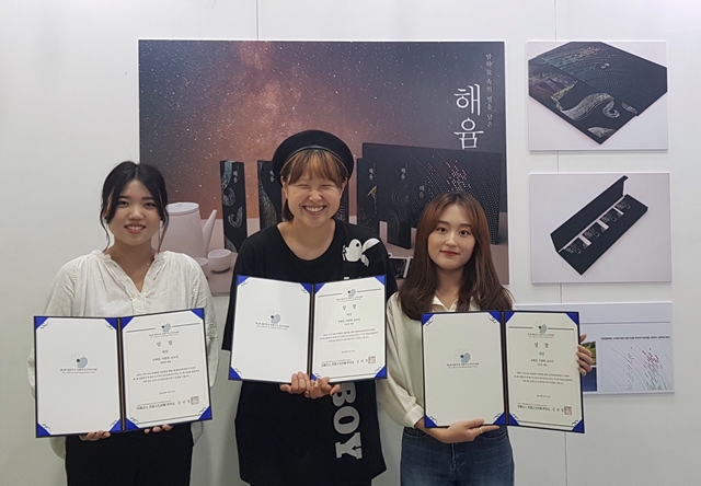 ▲ ‘제1회 대한민국 차(Tea) 패키지 디자인 공모전’에서 대상을 받은 대구가톨릭대 시각디자인과 송보민‧김혜원‧석별해 학생(사진 왼쪽부터).ⓒ대가대