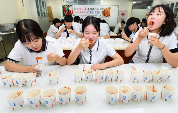 ▲ 21일 충북도농업기술원과 충북고추산학연협력단이 개발한 떡볶이 제품 평가회에서 충북 오창고학생들이 여러 종류의 제품을 시식하고 있다.ⓒ충북도농업기술원