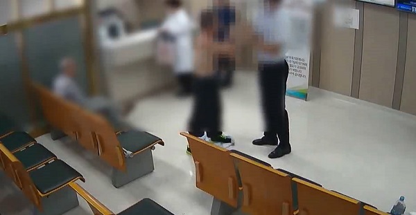 ▲ 구속된 A씨가 지난 17일 대전 B병원 응급실에서 행패를 부리는 모습이 CCTV에 잡힌 모습.ⓒ대전중부서