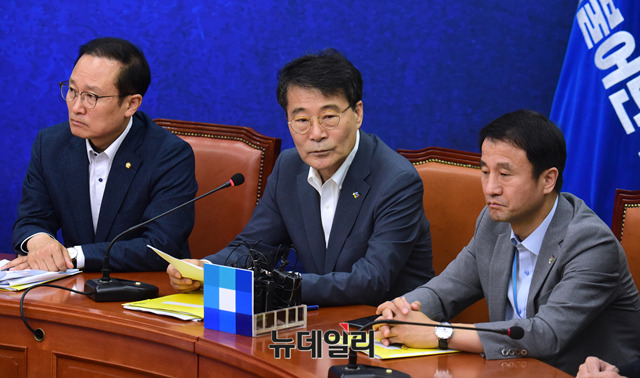 ▲ 홍영표 더불어민주당 원내대표와 장하성 대통령비서실 정책실장, 한병도 대통령비서실 정무수석비서관. ⓒ뉴데일리 DB