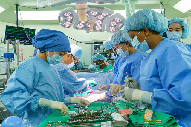 ▲ 서동만 이대목동병원 흉부외과 교수(왼쪽에서 2번째)가 짐바브웨 의료진과 함께 심장 수술을 하고 있다. ⓒ이화의료원