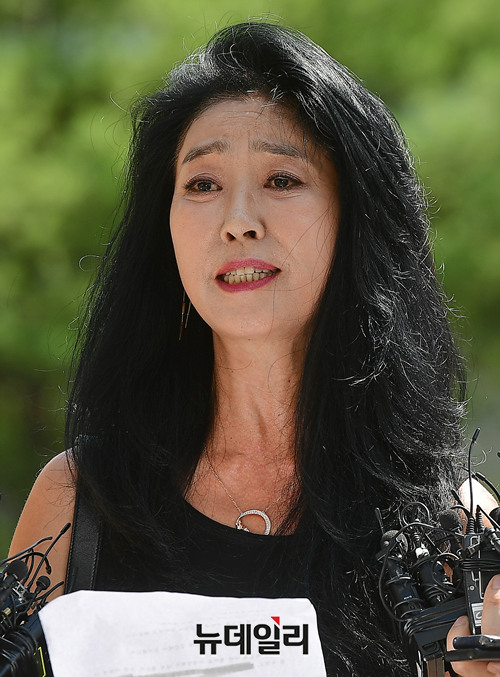 ▲ 배우 김부선이 22일 오후 공직선거법 위반 혐의와 관련 피고발인 신분으로 조사를 받기 위해 경기도 성남시 분당경찰서에 출석, 준비해온 입장문을 발표하고 있다. ⓒ경기 성남=뉴데일리 정상윤 기자