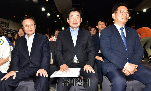 ▲ 이해찬, 김진표, 송영길(왼쪽부터) 더불어민주당 당대표 후보가 15일 오후 서울 여의도 한국노총 대강당에서 열린 노동정책 토론회에 앞서 기념촬영을 하고 있다. ⓒ뉴데일리 정상윤 기자