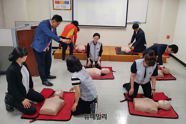 ▲ 롯데마트에서 진행하는 심폐소생술 교육 모습.ⓒ롯데마트