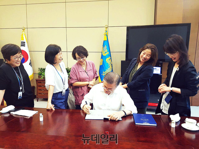 ▲ (왼쪽부터) 신미숙 균형인사비서관, 김혜애 기후환경비서관, 엄규숙 여성가족비서관, 문재인 대통령, 정혜승 디지털소통센터장, 신지연 해외언론비서관.ⓒ청와대