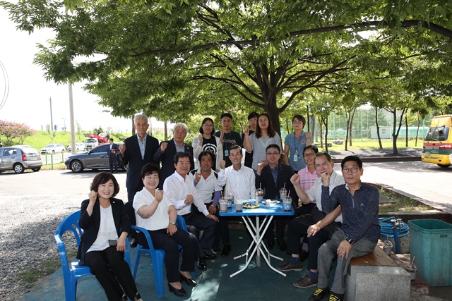 ▲ 포항시의회가 최근 지체장애인협회를 방문해 기념촬영을 하고 있다.ⓒ포항시의회