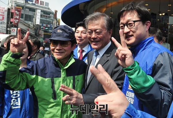 ▲ 문재인 대통령이 지난해 4월 강병원 원내대변인의 총선 지역구 유세를 돕는 모습. ⓒ뉴데일리 DB