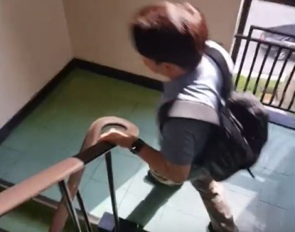 ▲ 안철수 전 국민의당 대표가 지난 21일 서울 마포구 '싱크탱크 미래'에서 기자를 만난 뒤 빠져나오고 있다. 
ⓒ아주경제 TV 유튜브 캡처