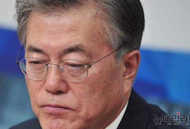 ▲ 문재인 대통령이 생각에 잠긴 모습. ⓒ뉴데일리 DB