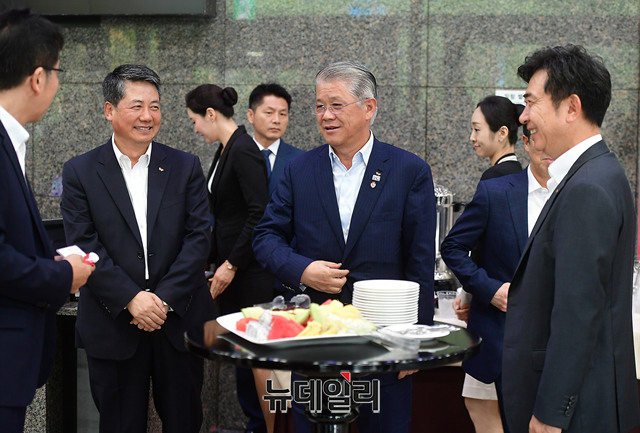 ▲ 최신원 SK네트웍스 회장이 14일 서울 종로구 SK본사 로비에서 열린 최종현 SK 선대회장 20주기 사진전 오픈행사에 앞서 대화를 나누고 있다.ⓒ뉴데일리 정상윤 기자