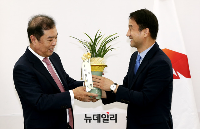 ▲ 문재인 대통령 축하난을 전달 받는 김병준 자유한국당 비대위원장. ⓒ뉴데일리 DB