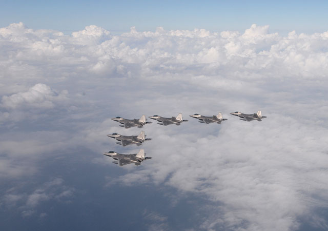 ▲ 편대비행하는 美공군 F-22 랩터 스텔스 전투기. ⓒ美공군 공개사진.
