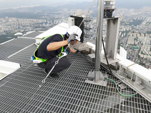 ▲ 롯데월드타워에서 직원이 사전 안전점검에 들어간 모습. ⓒ롯데물산