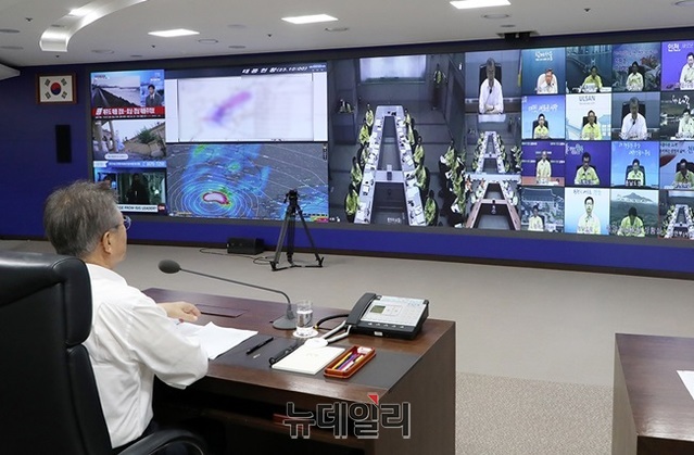 ▲ 문재인 대통령이 23일 오전 10시 30분부터 11시 35분까지 청와대 국가위기관리센터를 찾아 19호 태풍 대처상황을 긴급점검한 모습. ⓒ청와대